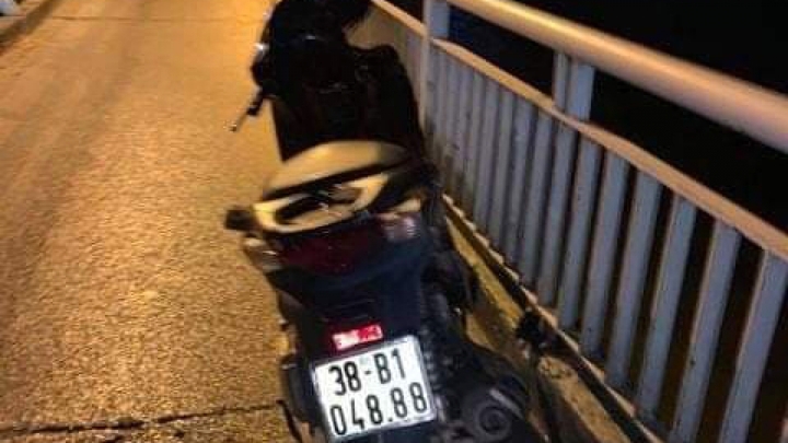 Thầy giáo để lại dép, xe máy nghi trên cầu tự tử: Hiệu trưởng nói gì?