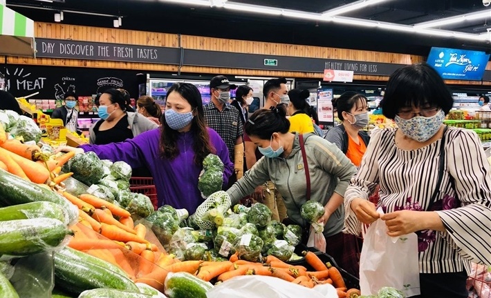 Siêu thị, cửa hàng tại TP.HCM chật kín người mua trước giờ giãn cách xã hội
