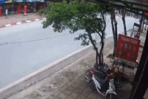 Vụ tài xế container lao lên vỉa hè,