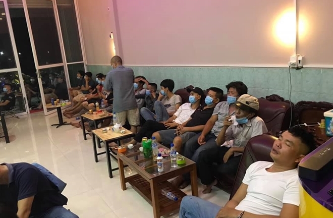 Phá tụ điểm cá độ bóng đá trong quán cà phê 