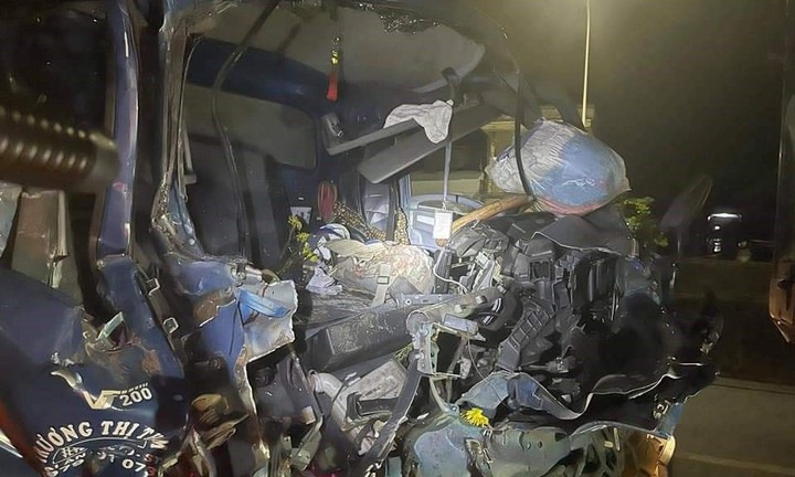 Tai nạn nghiêm trọng giữ 2 xe tải lúc rạng sáng, 1 người tử vong