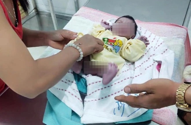 Xót xa bé trai sơ sinh bị bỏ rơi trước cổng nhà trong đêm