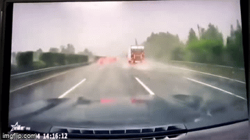 Video: Hãi hùng cảnh tia sét bất ngờ đánh thẳng vào ô tô trên cao tốc