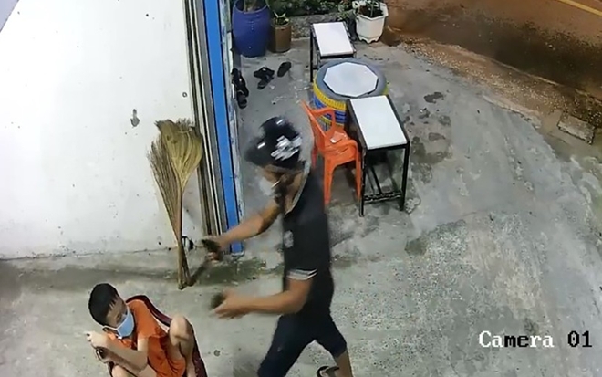Vụ thanh niên dùng bình xịt hơi cay, giật điện thoại của trẻ em: Trích xuất camera