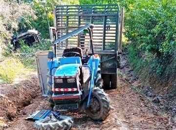 Công nông tuột dốc đè máy cày, 2 người thương vong