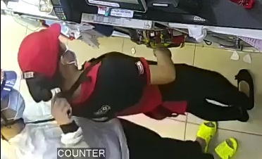 Kẻ lạ mặt kề dao vào cổ nữ nhân viên cửa hàng tiện lợi, 