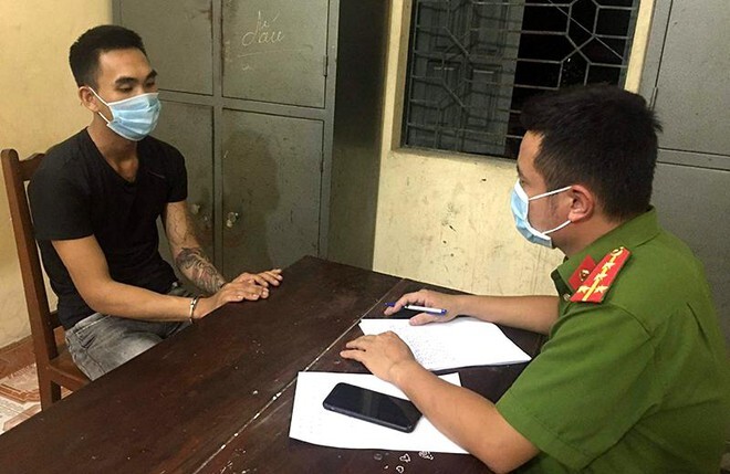 Thanh niên xăm trổ chém người đàn ông