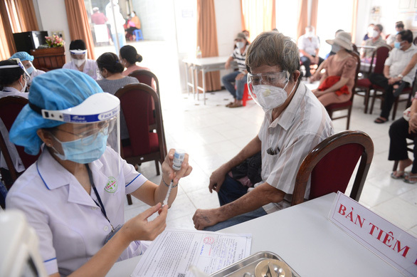 Bộ Y tế đề nghị TP.HCM không giới hạn người tiêm vaccine COVID-19 trong một ngày