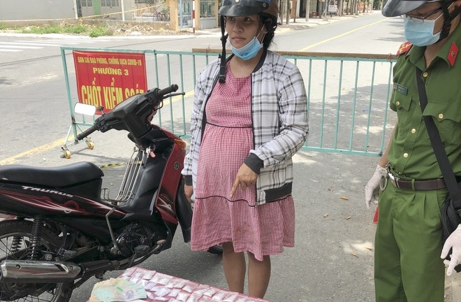 Bà bầu mang 36 gói ma tuý định vượt chốt kiểm dịch khai gì?