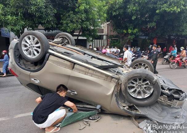 Tin tức tai nạn giao thông ngày 11/8: Ô tô lật ngửa giữa quốc lộ, tài xế may mắn thoát chết