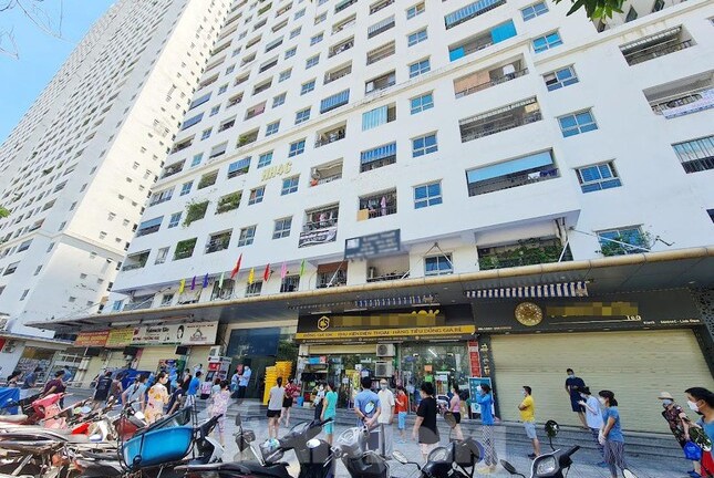 Tạm phong tỏa chung cư HH4C Linh Đàm sau khi phát hiện 9 ca dương tính với SARS-CoV-2