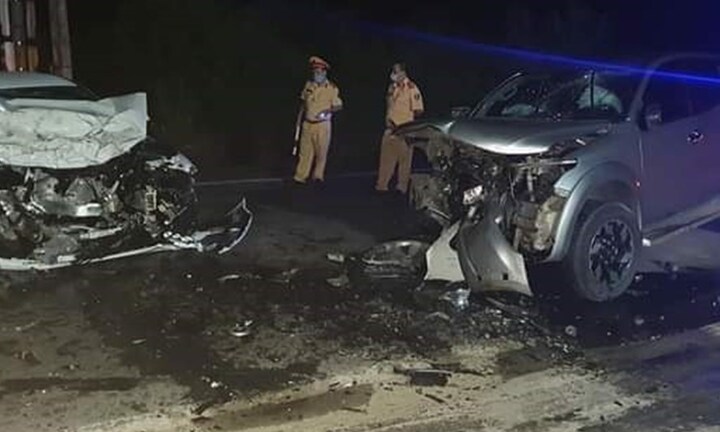 Hai ô tô tông nhau trong đêm, 3 người thương vong