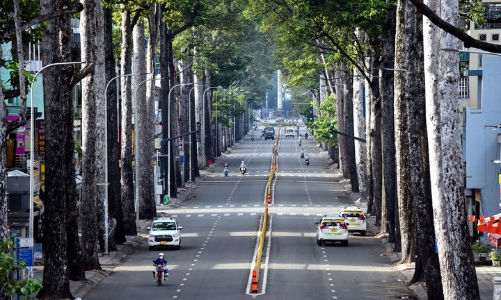 Đường phố TP.HCM vắng bóng người trong ngày đầu tiên siết chặt giãn cách
