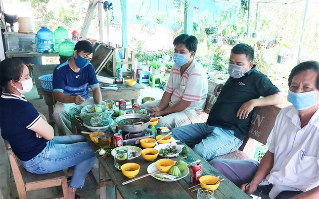 Tổ chức ăn nhậu trong thời gian giãn cách, một hiệu trưởng bị cách chức