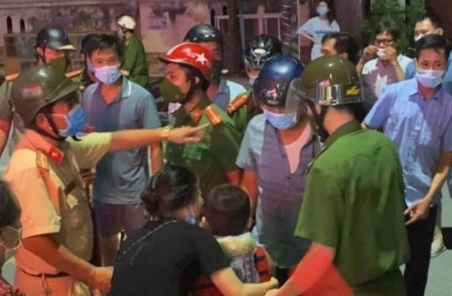 Vụ bé trai 8 tuổi bị bịt miệng, trói chân tay chở trên đường: Công an tạm giữ 2 đối tượng