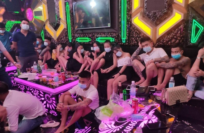 Bắt quả tang 30 người tụ tập hát hò tại phòng VIP 5 quán karaoke ở Phú Thọ