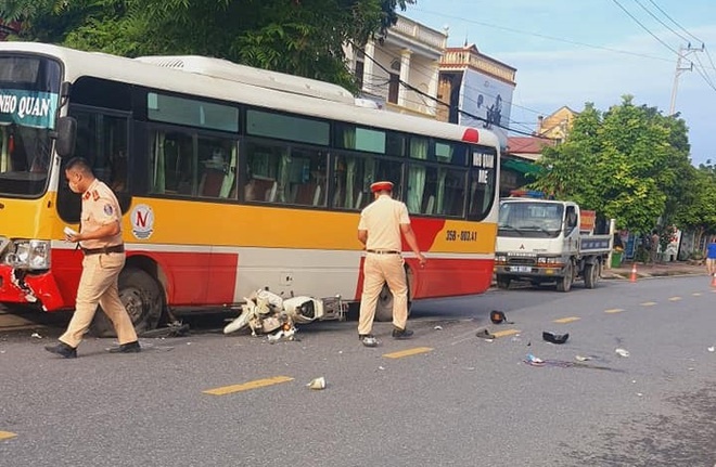 Va chạm kinh hoàng với xe buýt, nam sinh 15 tuổi tử vong thương tâm