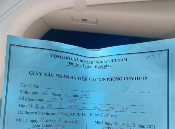 Cô gái trẻ khoe tiêm 2 mũi vaccine Pfizer nhờ