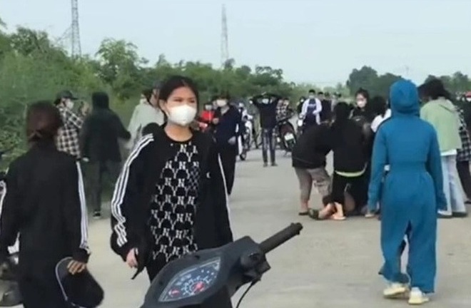 Vụ hai nhóm nữ sinh mang tuýp sắt để