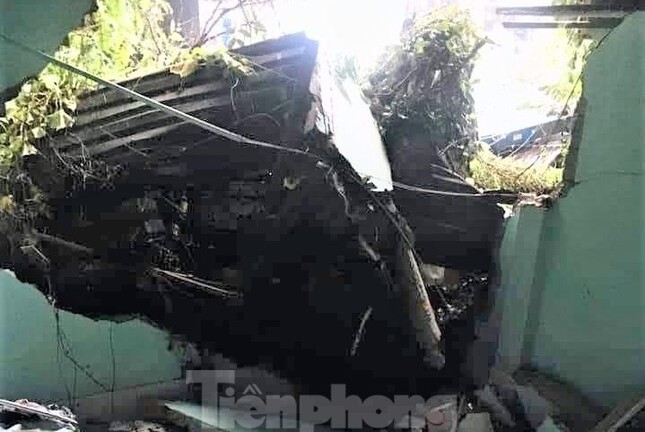 Hiện trường ngổn ngang vụ xe container đâm sập nhà dân, cả gia đình thoát chết trong gang tấc