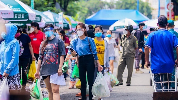 TP.HCM mở chợ dã chiến, người dân háo hức đi mua thực phẩm sau thời gian dài giãn cách