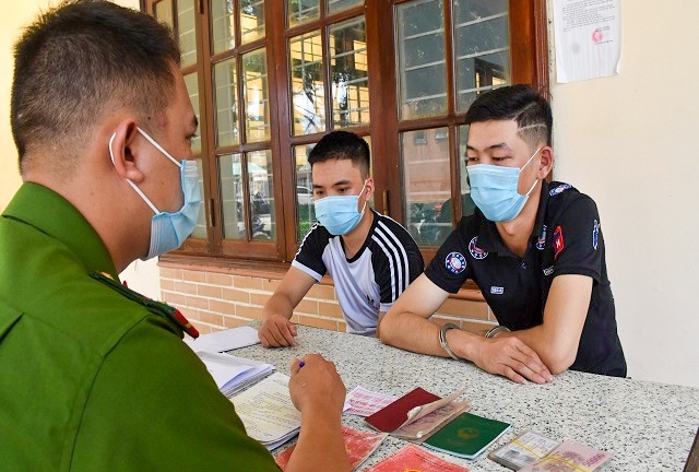 Triệt phá đường dây cho vay nặng lãi đến 480% mỗi năm: 6 đối tượng bị tạm giữ là ai?