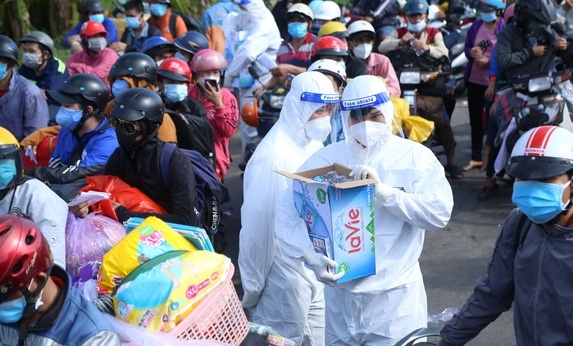 Nhiều tỉnh miền Tây đến tận cửa ngõ TP.HCM, hỗ trợ đón người dân về quê