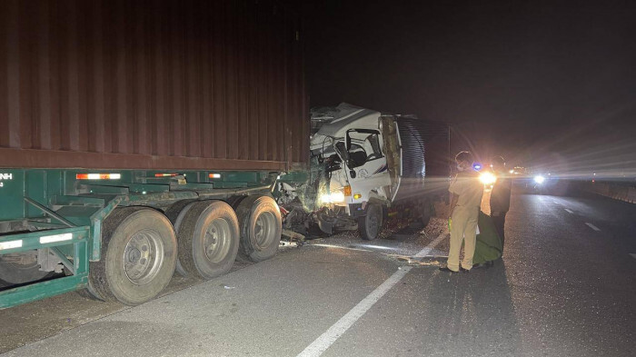 Xe tải húc đuôi xe đầu kéo lúc rạng sáng, 2 người tử vong trong cabin