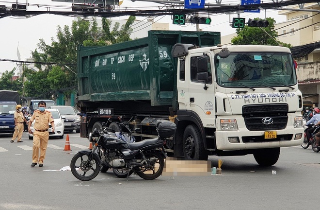 Va chạm với xe chở rác, 1 người ở TP.HCM tử vong: Nhân chứng nói gì?