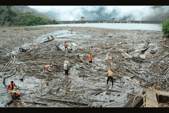 Ô nhiễm rác trên lòng hồ thủy điện Khe Bố (bài 2): Thủy điện hoạt động gần thập kỷ, người dân vẫn mòn mỏi chờ đền bù