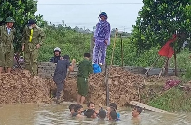 Đi xả nước ao cá, người đàn ông bị cuốn vào cống tử vong