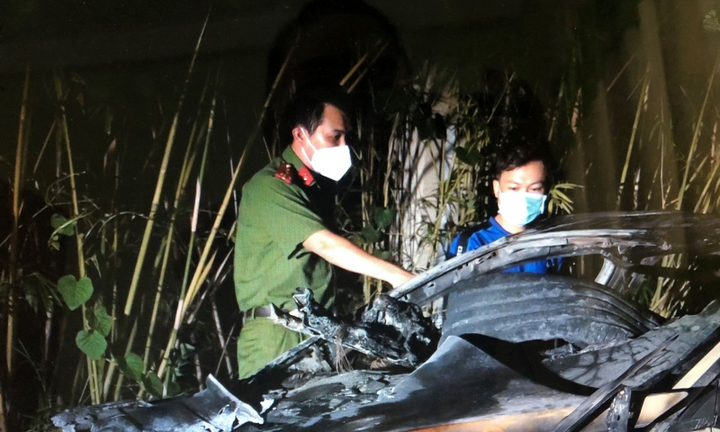 Nghi vợ ngoại tình với sếp, 8X mua xăng đốt ô tô