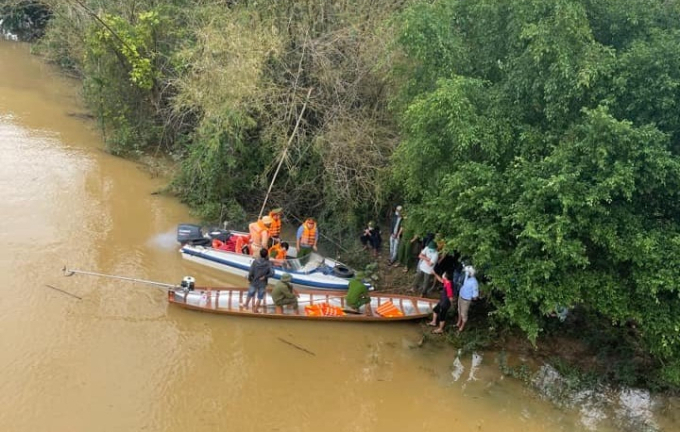 Nữ sinh lớp 8 để lại xe đạp điện trên bờ, nghi nhảy sông tự tử