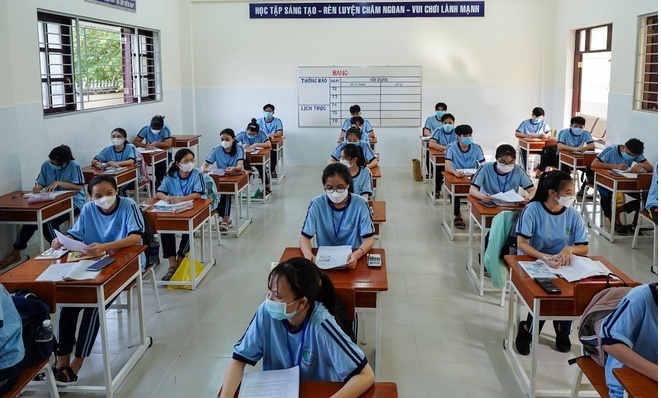 Sở GD&ĐT TP.HCM đề xuất cho học sinh lớp 9 và 12 đến trường từ tháng 12