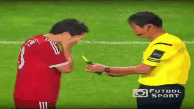 Video: Bật cười cảnh cầu thủ nhắm mắt, tự chọn thẻ phạt trên sân