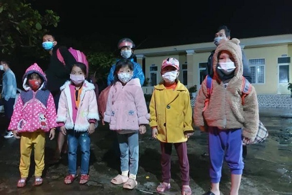 5 giáo viên và 30 học sinh lớp 1 đi cách ly trong đêm vì bạn học là F0