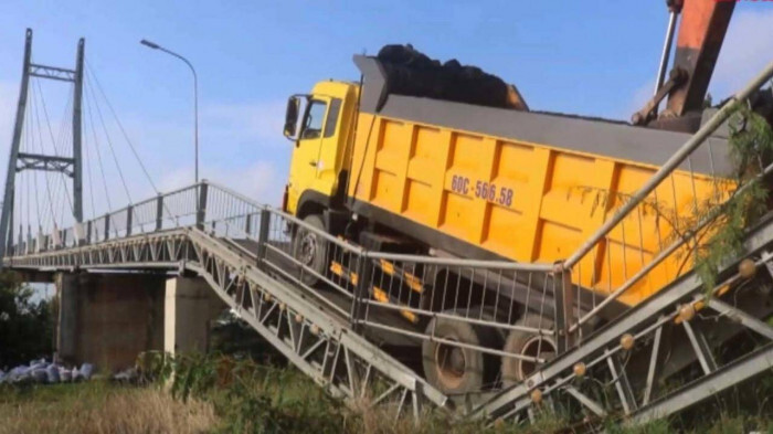 Vụ sập cầu dây văng gần 25 tỷ trên sông Vàm Cỏ Tây: Tạm giữ tài xế xe tải 48 tấn