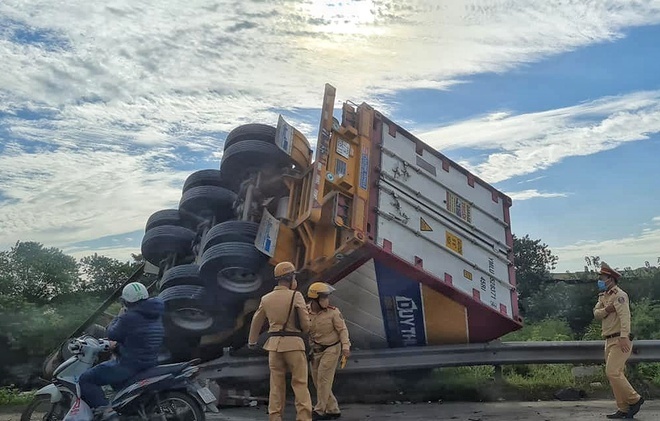 Container lật trên cầu Thanh Trì, giao thông ùn tắc kéo dài