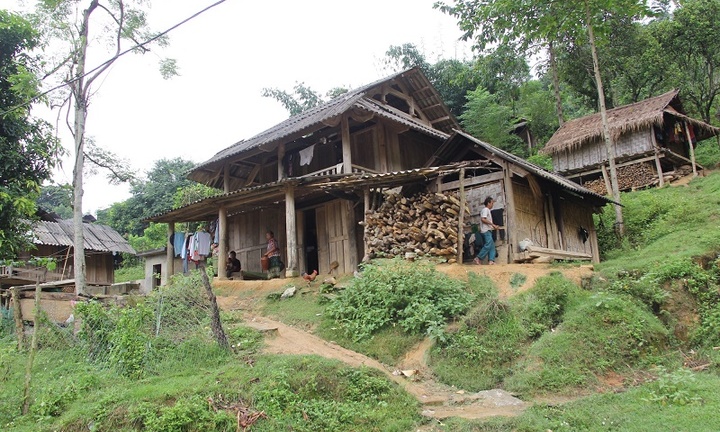“Khối bom đất đá” nặng hàng tấn đe dọa người dân sau trận mưa lũ