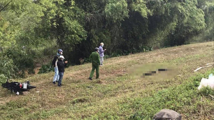 Tá hỏa phát hiện thi thể nam giới cạnh xe máy dưới chân đê