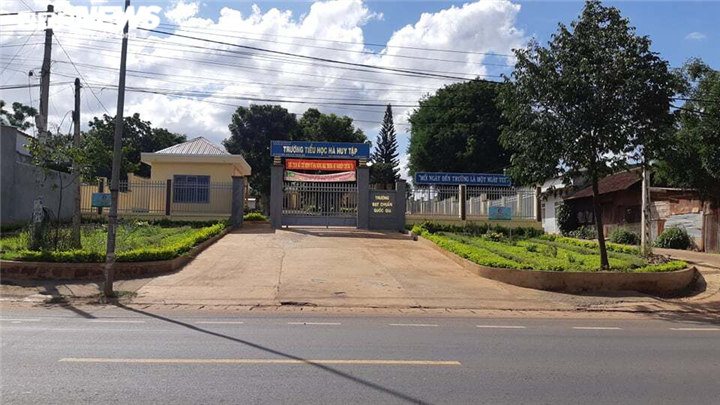 Hiệu trưởng giữ học bạ học sinh nghèo không có tiền đóng quỹ bị cách chức