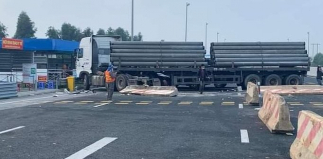 Xe đầu kéo mất lái đâm nhiều phương tiện ở chốt kiểm dịch, 1 người chết