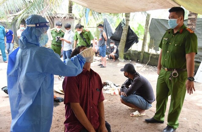 Bắt quả tang 13 người tụ tập cá độ đá gà ở Tiền Giang, phát hiện 1 F0