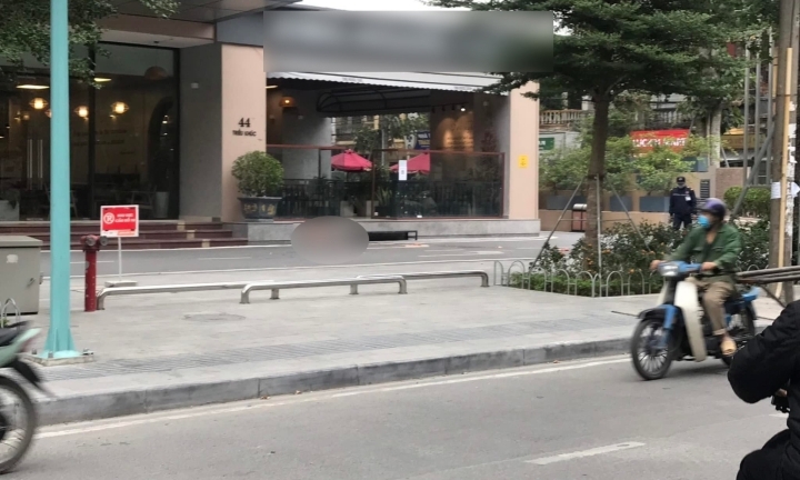 Nghe tiếng động lớn, kiểm tra phát hiện thi thể người phụ nữ dưới sân chung cư ở Hà Nội