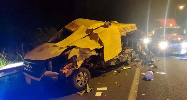 Xe khách 16 chỗ nát vụn sau cú tông đuôi container, 5 người thương vong