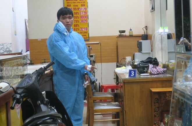 Gã trai liều lĩnh khống chế bé trai 7 tuổi cướp tiệm vàng: Do cần tiền tiêu xài