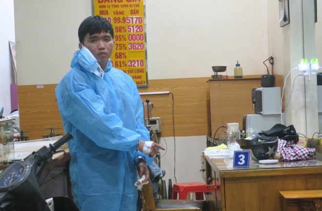 Tin tức pháp luật ngày 8/12: Tên cướp kề dao vào cổ bé 7 tuổi để cướp tiệm vàng dương tính SARS-CoV-2