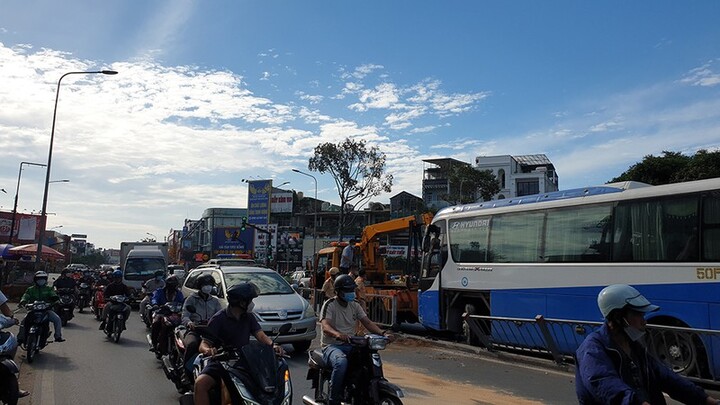 Tin tức tai nạn giao thông mới ngày 15/12: Xe đưa rước nhân viên ở TP.HCM tông văng dải phân cách