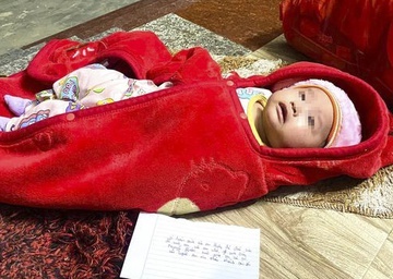 Bé trai 2 tháng tuổi bị bỏ rơi trước cổng nhà trong đêm: Lá thư người mẹ viết gì?