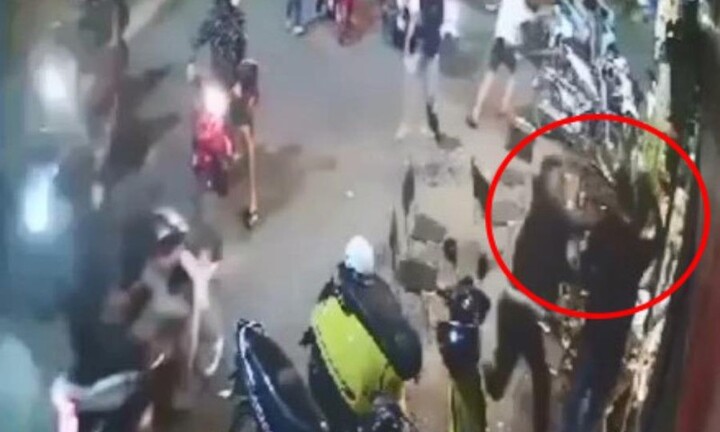 Vụ hàng chục thanh niên lao vào quán cà phê chém loạn xạ: Camera ghi lại gì?